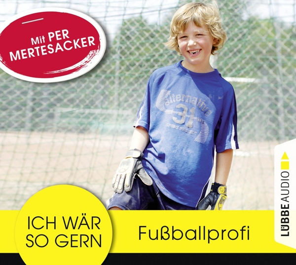 Albumcover eines lächelnden Jungen in Fußballuniform mit Text und grafischen Elementen.