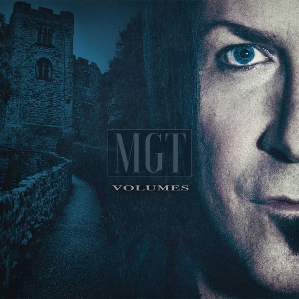 Albumcover mit einem Männergesicht und einer Burg im Hintergrund, mit dem Wort 'VOLUMES'.