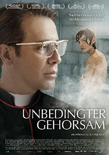 Filmposter mit einem Mann mit Brille, Priesterkragen und einem Jungen im Hintergrund, mit Text.
