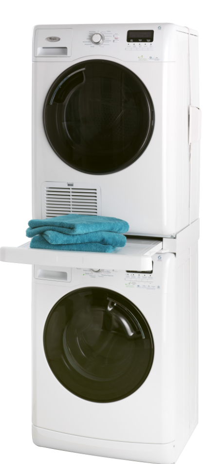 Lave-linge et sèche-linge empilés blancs. Serviettes turquoise sur l'étagère amovible.