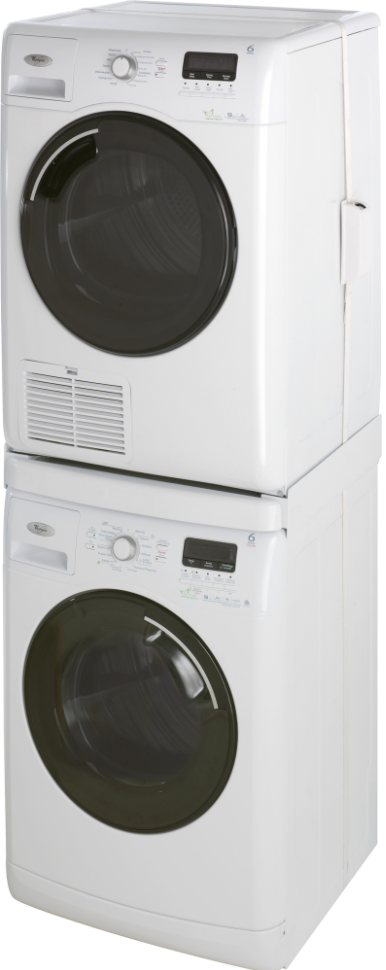 Lave-linge et sèche-linge Whirlpool blancs empilés. Les deux ont des portes noires.