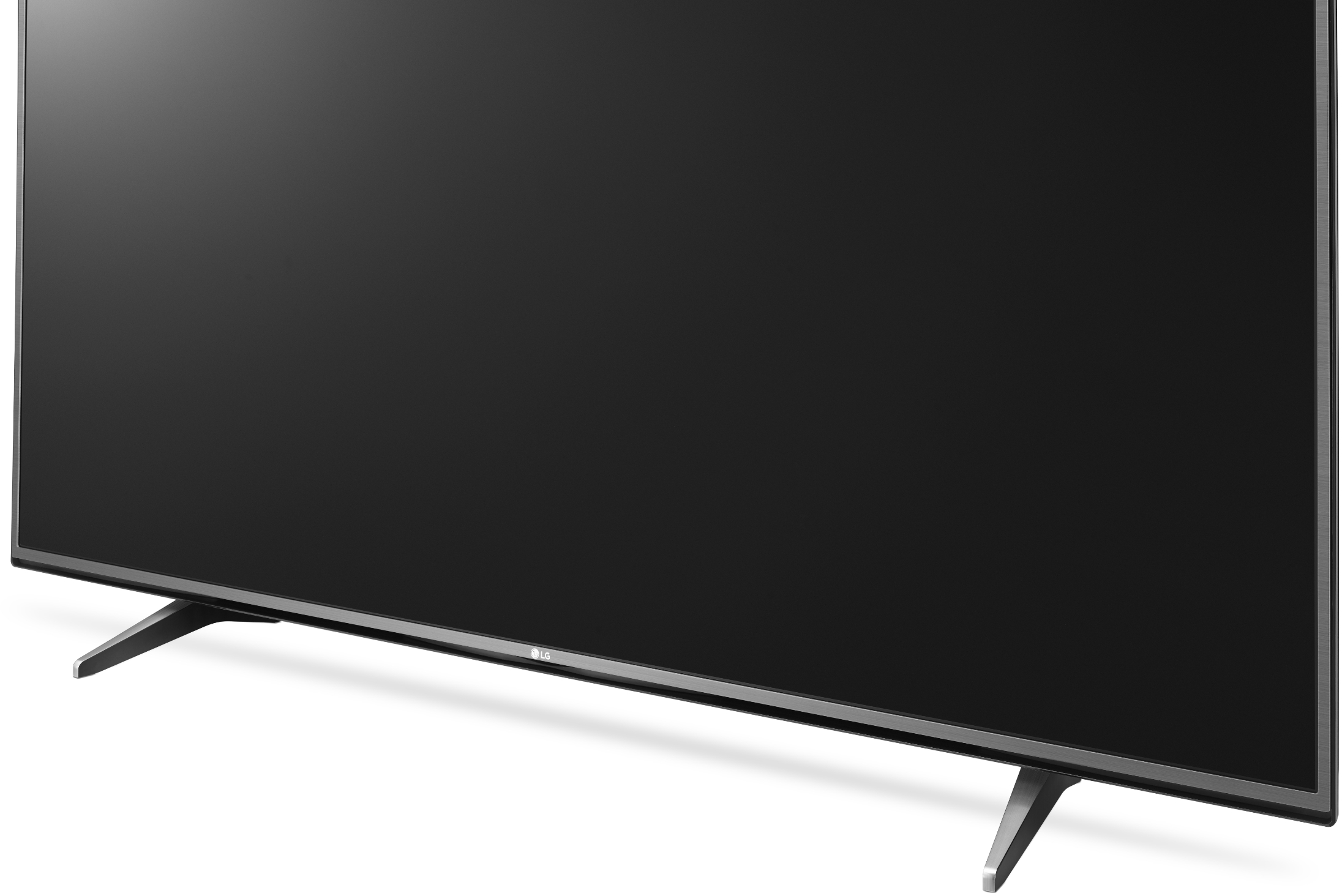 Een flatscreen-tv met een zwart scherm staat op een wit oppervlak. Hij heeft twee poten.