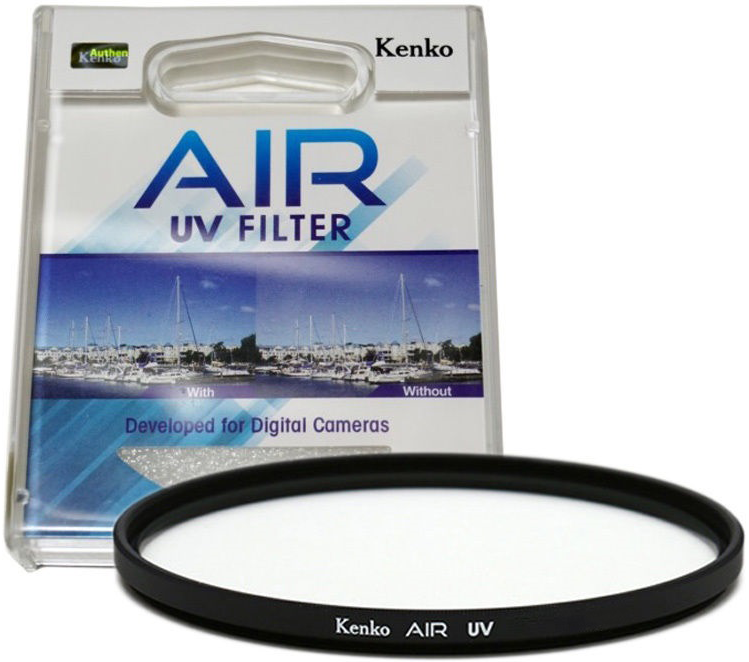 Een Kenko Air UV-filter wordt getoond, in de verpakking. Het is een zwarte ring.