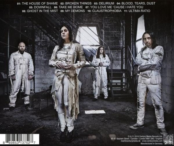 Bandmitglieder in Gefängnisuniformen. Rückseite einer CD mit Songtiteln. Schwarz und Weiß. Dunkler, industrieller Hintergrund.