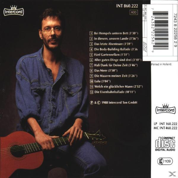 Albumcover: ein Mann mit Brille hält eine Gitarre, Trackliste für das Album ist sichtbar. Der Albumtitel ist sichtbar.