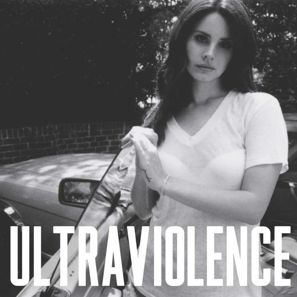 Lana Del Rey, szürkeárnyalatos fotó. Egy autó előtt áll, alatta az 'ULTRAVIOLENCE' felirattal.