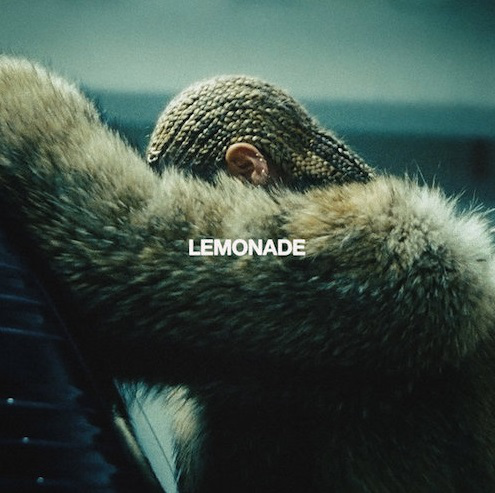 Beyoncé egy szőrmekabátban, a "LEMONADE" szóval a képen.