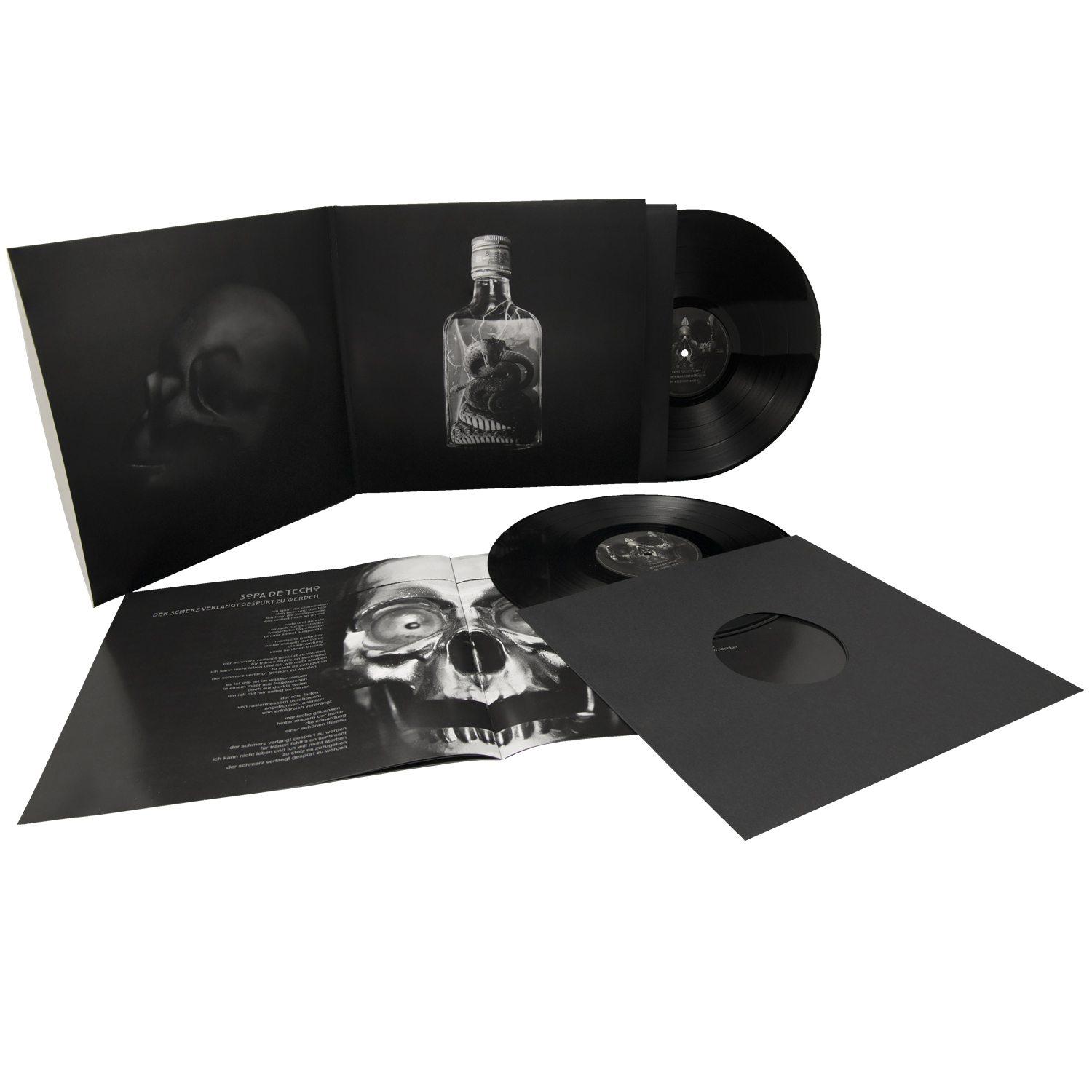 Zwei schwarze Schallplatten mit Cover-Art von Totenkopf und Flasche. Schwarz-Weiß-Bild. Weißer Hintergrund.