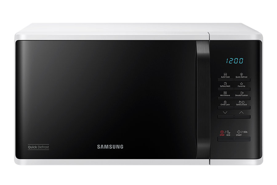 Een witte Samsung magnetron met een zwarte deur, met de tijd en bedieningselementen.
