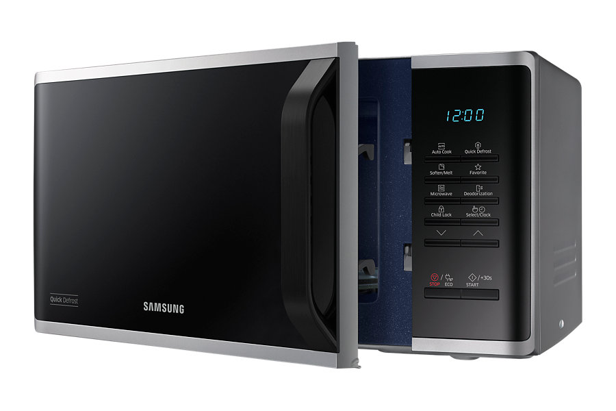 Een zwarte Samsung magnetron met de deur open. Toont het interieur en het bedieningspaneel.