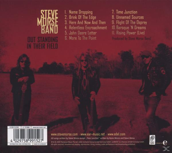 Albumcover für Steve Morse Band, 'Out Standing In Their Field'. Drei Männer stehen auf einem Feld.