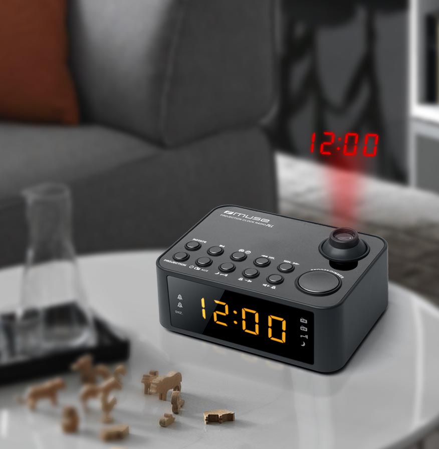 Fekete digitális óra pirosan vetített számokkal és fa játékokkal.
