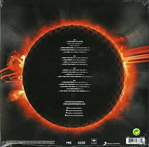 Vinylplatte mit Album-Trackliste. Eine schwarze Scheibe ist von einem orangefarbenen, feurigen Kreis umgeben. Text ist weiß.