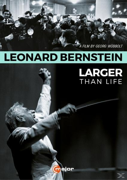 Filmplakat mit Leonard Bernstein am Dirigentenpult. Große Menge von Fotografen im Hintergrund.