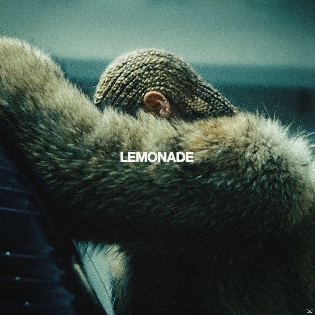 Beyoncé egy szőrmekabátban, a LEMONADE szóval fehér szövegben.