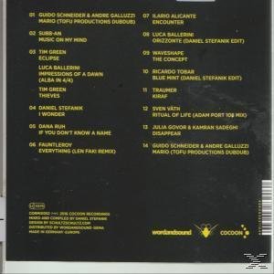 Rückseite einer CD mit Künstlernamen und Songtiteln. Gelber und schwarzer Hintergrund. Text auf Englisch.