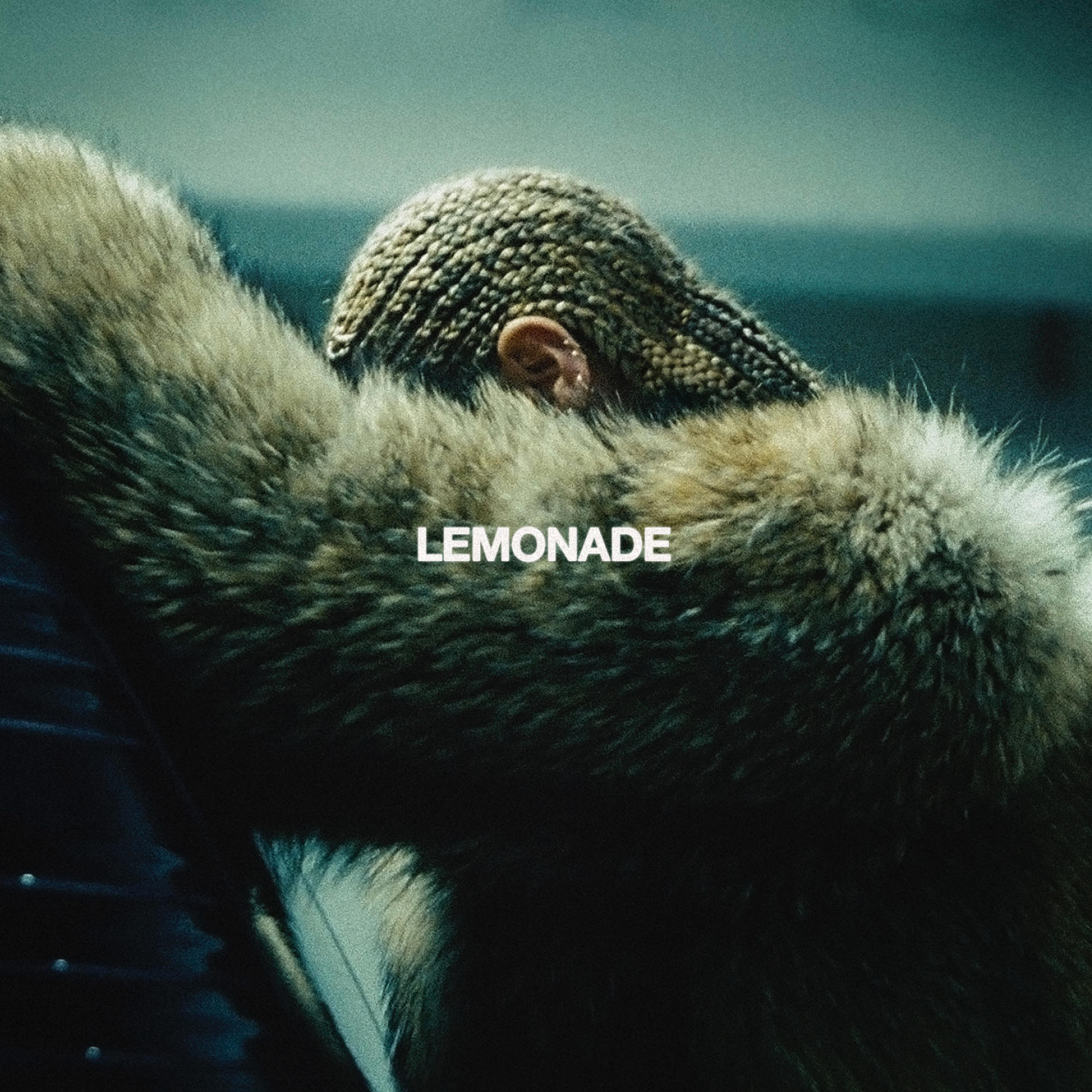Beyonce szőrmekabátban, fonatokkal és a 'Lemonade' szóval.