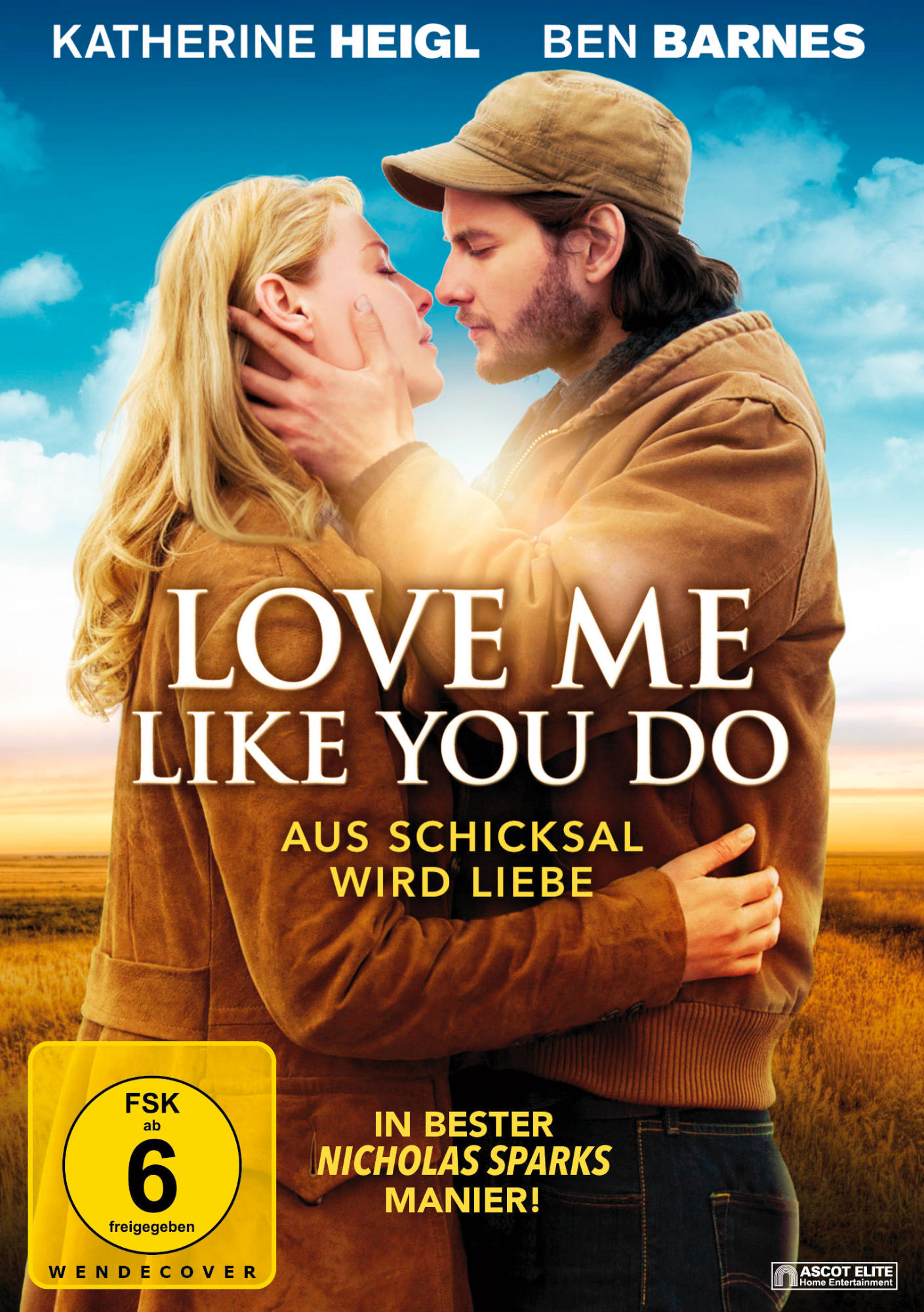 Filmposter mit zwei sich umarmenden Personen mit Landschaft. Filmtitel in der Mitte. Weißer Hintergrund.