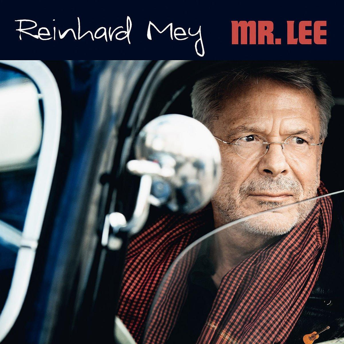 Mann im Auto mit Schal, mit Text "Reinhard Mey" und "MR. LEE".