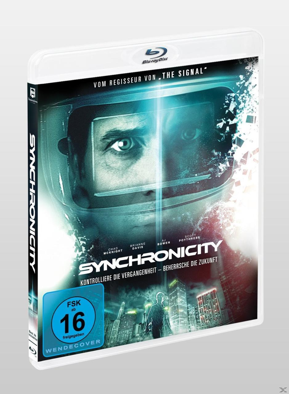 Filmcover. Gesicht in Weltraumhelm. Stadt Hintergrund. Blau getönter Fall.