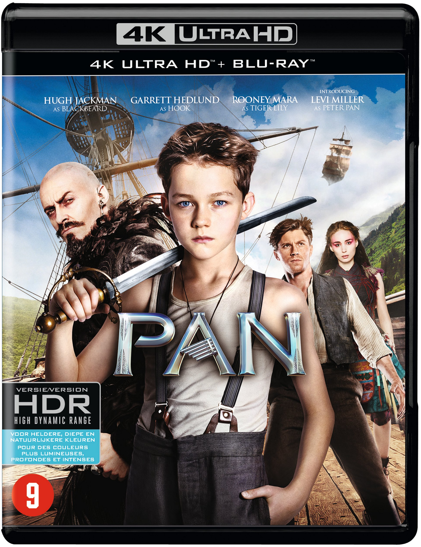 Couverture de DVD de 'Pan' avec un garçon, des pirates et le texte 'PAN'.