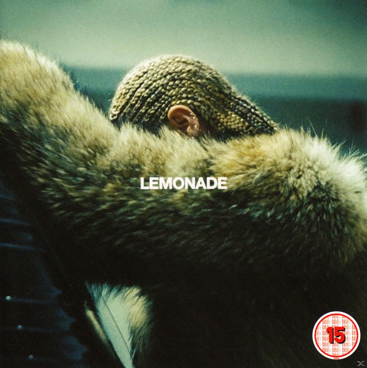 Album borító Beyoncé-val szőrmekabátban, fonatokkal és 15-ös besorolással. A "Lemonade" cím a borítón.