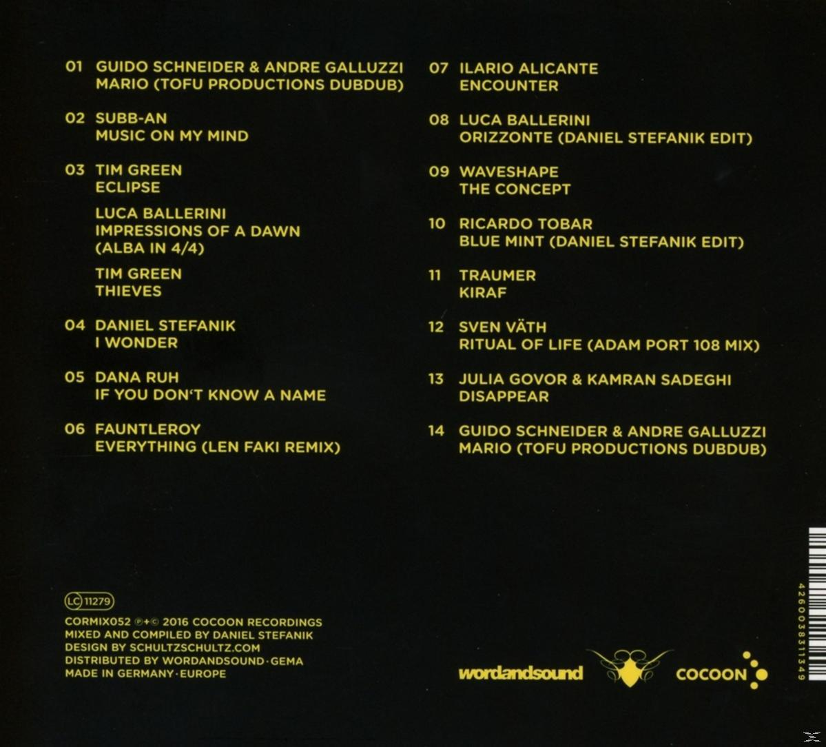 Albumcover mit Titelliste. Künstler und Songtitel sind auf schwarzem Hintergrund aufgeführt.