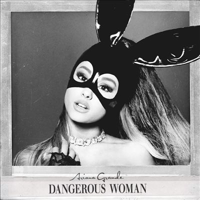 Ariana Grande nyuszi maszkban, nyaklánccal, 'Dangerous Woman' felirattal.