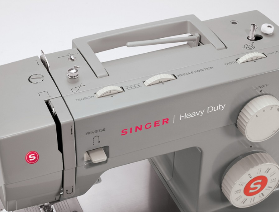 Eine graue Singer Heavy Duty Nähmaschine.