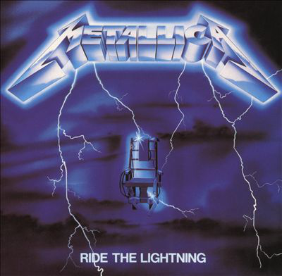 Album borító: 'Ride the Lightning' a Metallicától. Kék villámok kék háttéren. Elektromos szék.