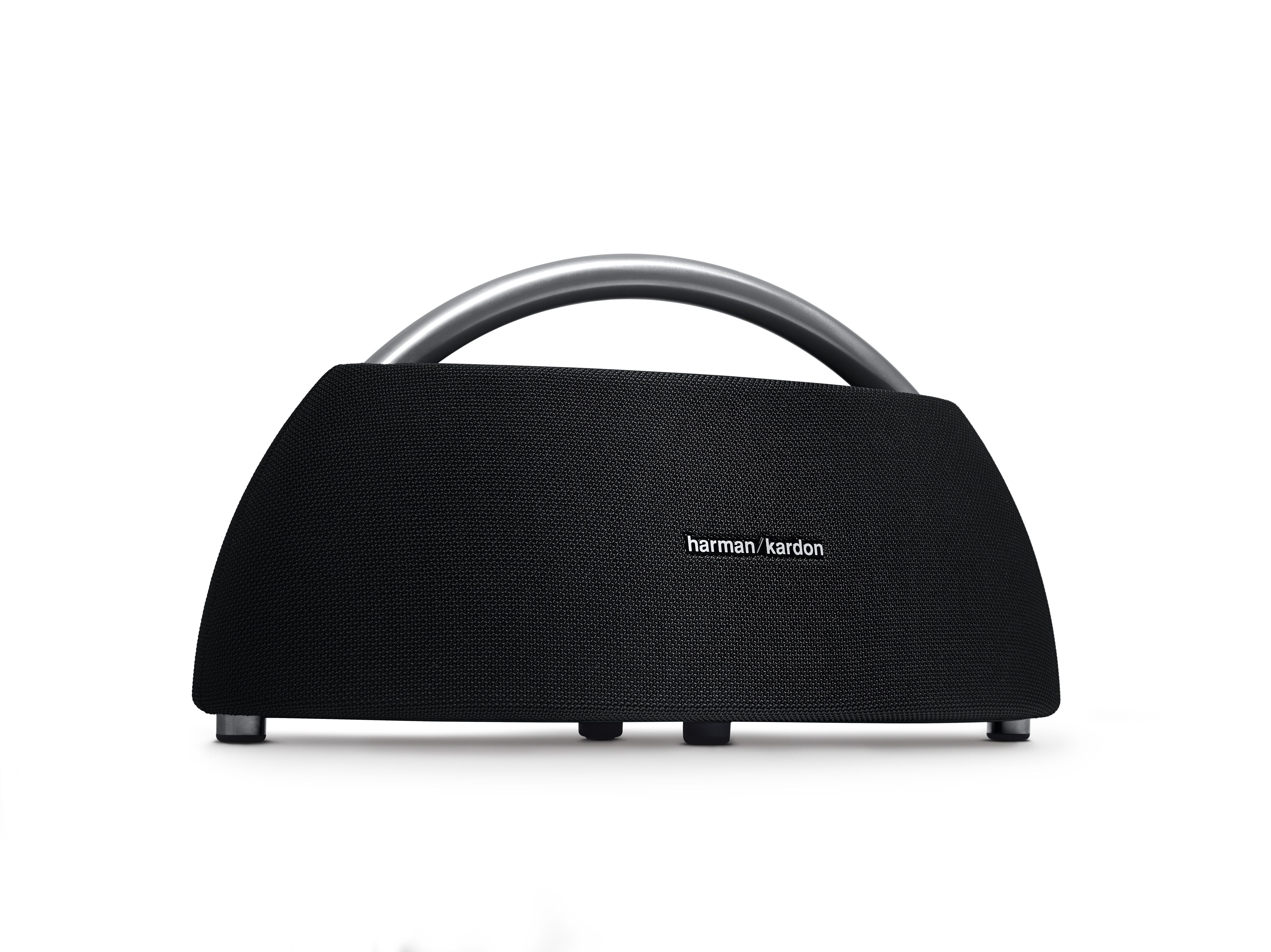 Schwarzer Harman Kardon Lautsprecher. Silberner Griff und Mesh-Front. Weißer Hintergrund.