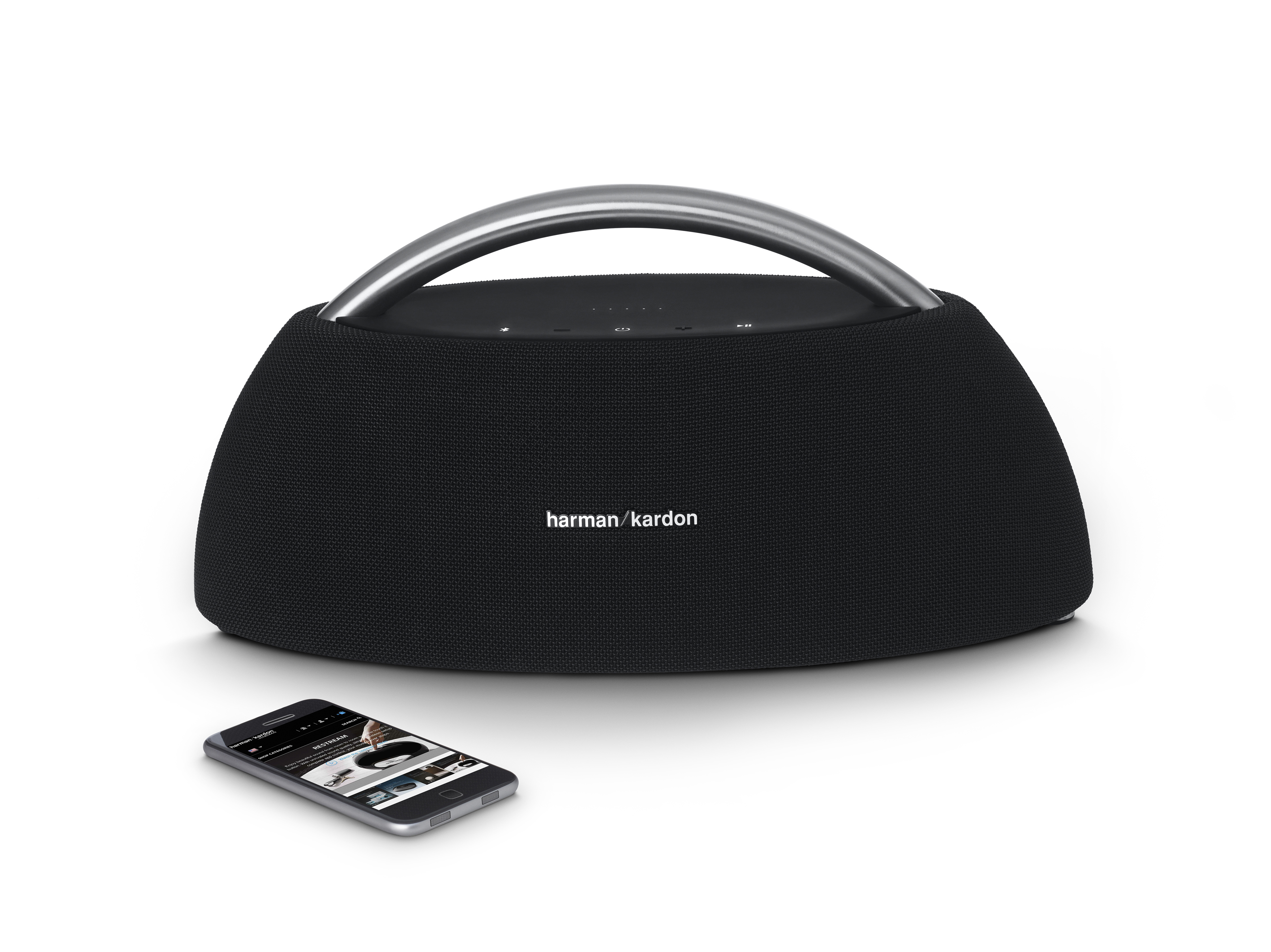 Schwarzer tragbarer Lautsprecher mit Griff und Smartphone. Der Lautsprecher hat die Marke 'harman/kardon'.
