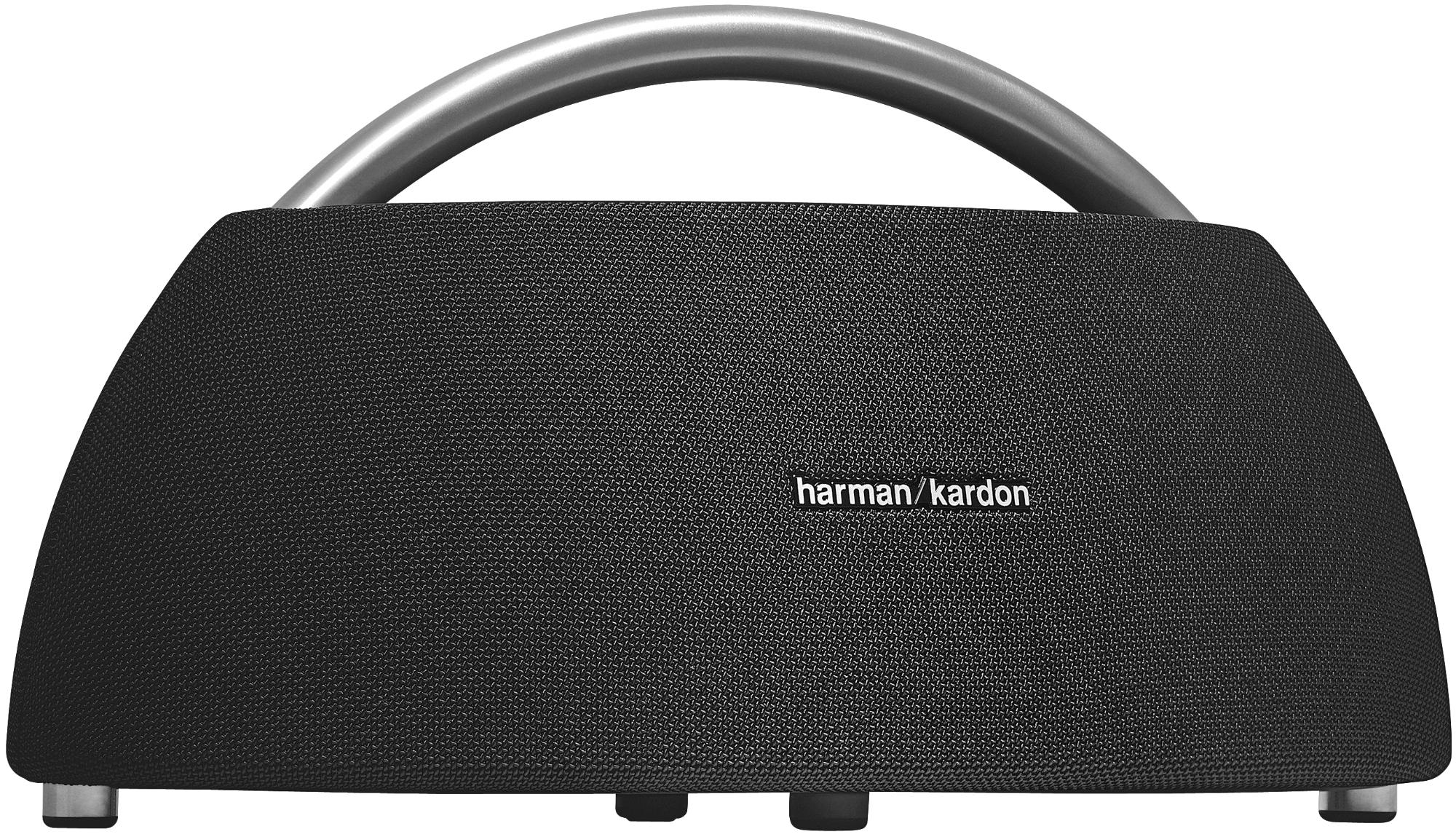 Schwarzer tragbarer Lautsprecher mit silbernem Griff und dem Logo 'harman/kardon'. Weißer Hintergrund.