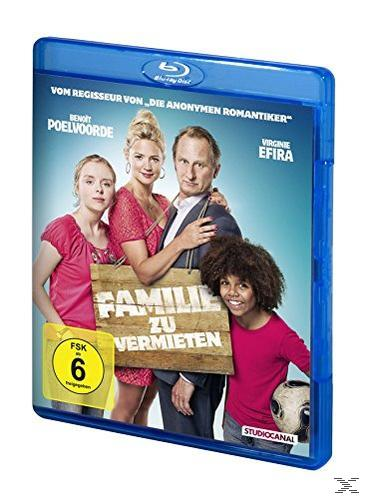 DVD-Cover: Familienporträt. Eine Familie, die ein Schild hält, mit einer Blu-ray Disc Hülle.