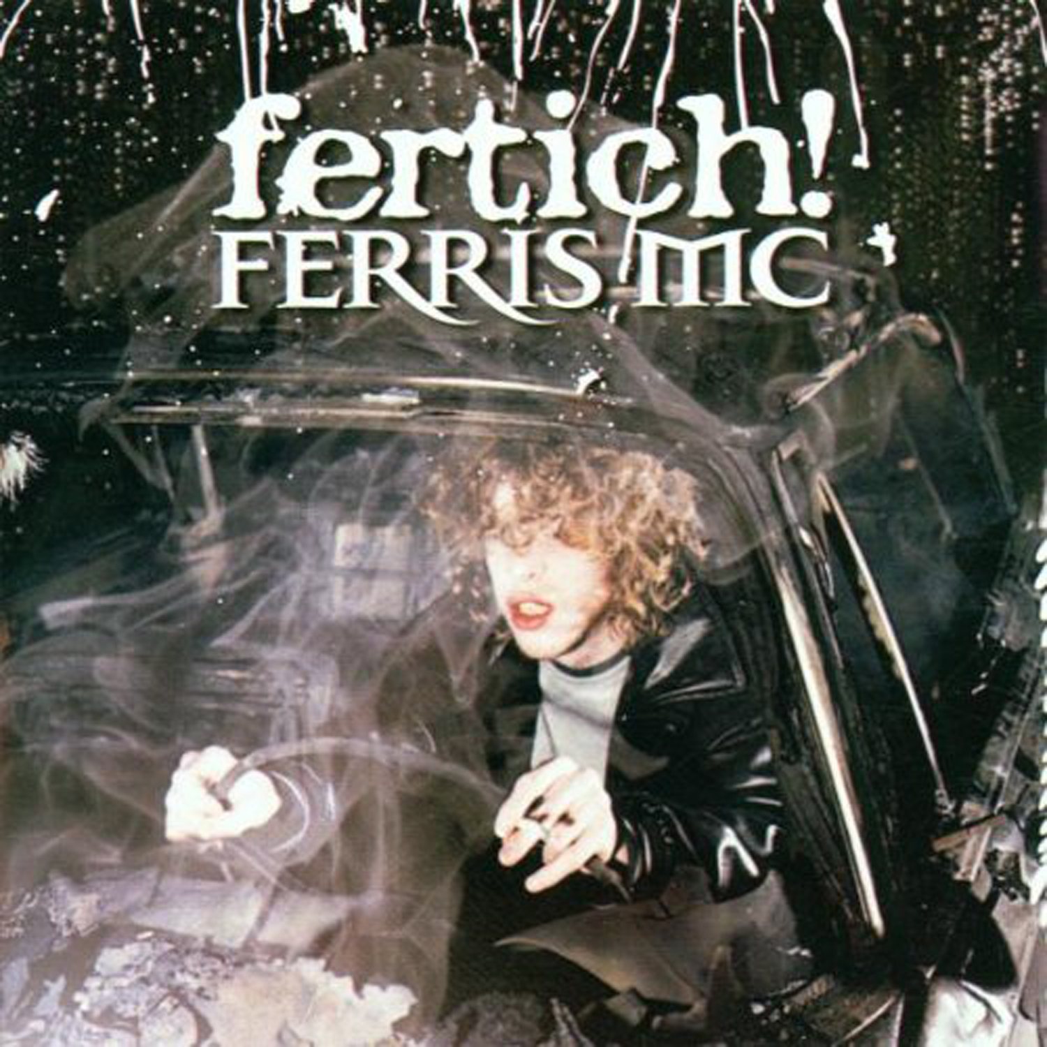Albumcover. Ein Mann in einem Auto sieht verängstigt aus. Der Albumtitel lautet 'fertich!' mit 'Ferris MC'.
