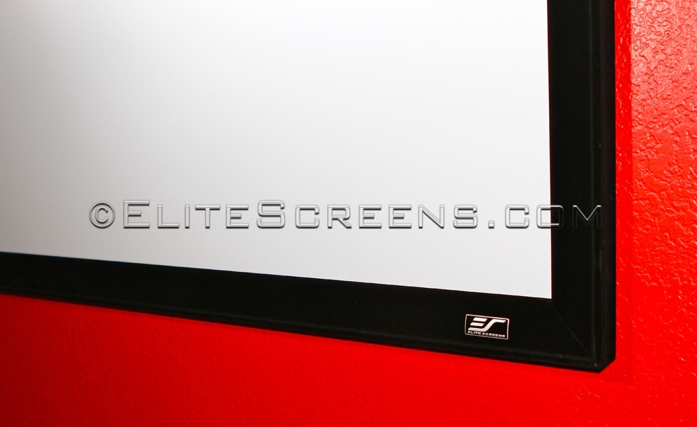 Weiße Projektionsleinwand in schwarzem Rahmen vor roter Wand. Elite Screens Logo sichtbar.