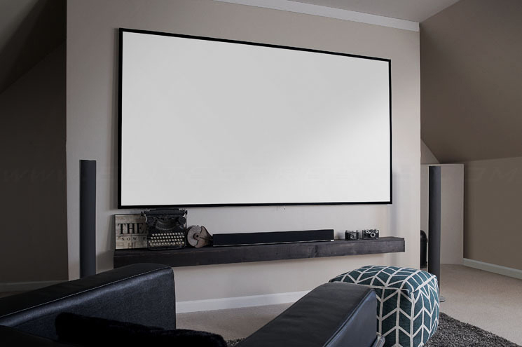Heimkino mit großem weißem Bildschirm, schwarzen Lautsprechern, Regal mit Gegenständen und Sitzgelegenheiten.