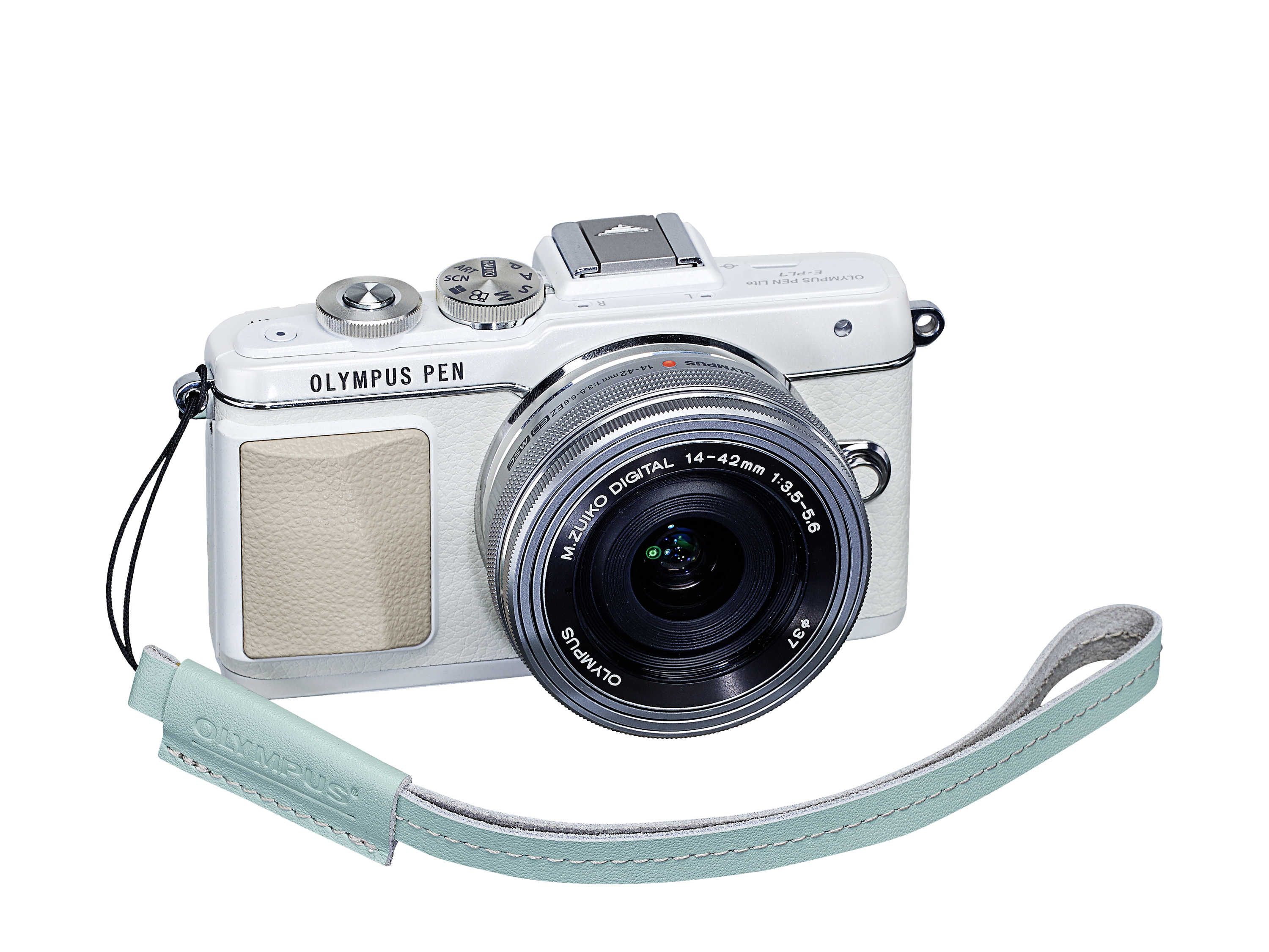 Weiße Olympus PEN Kamera mit Objektiv und hellgrünem Riemen auf weißem Hintergrund.