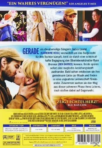 Ein Filmcover auf Deutsch. Es zeigt mehrere Bilder von Personen, mit Text und Design. Ein Paar küsst sich.