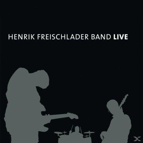 Schwarzes Albumcover mit Bandsilhouetten. Titel: Henrik Freischlader Band Live.