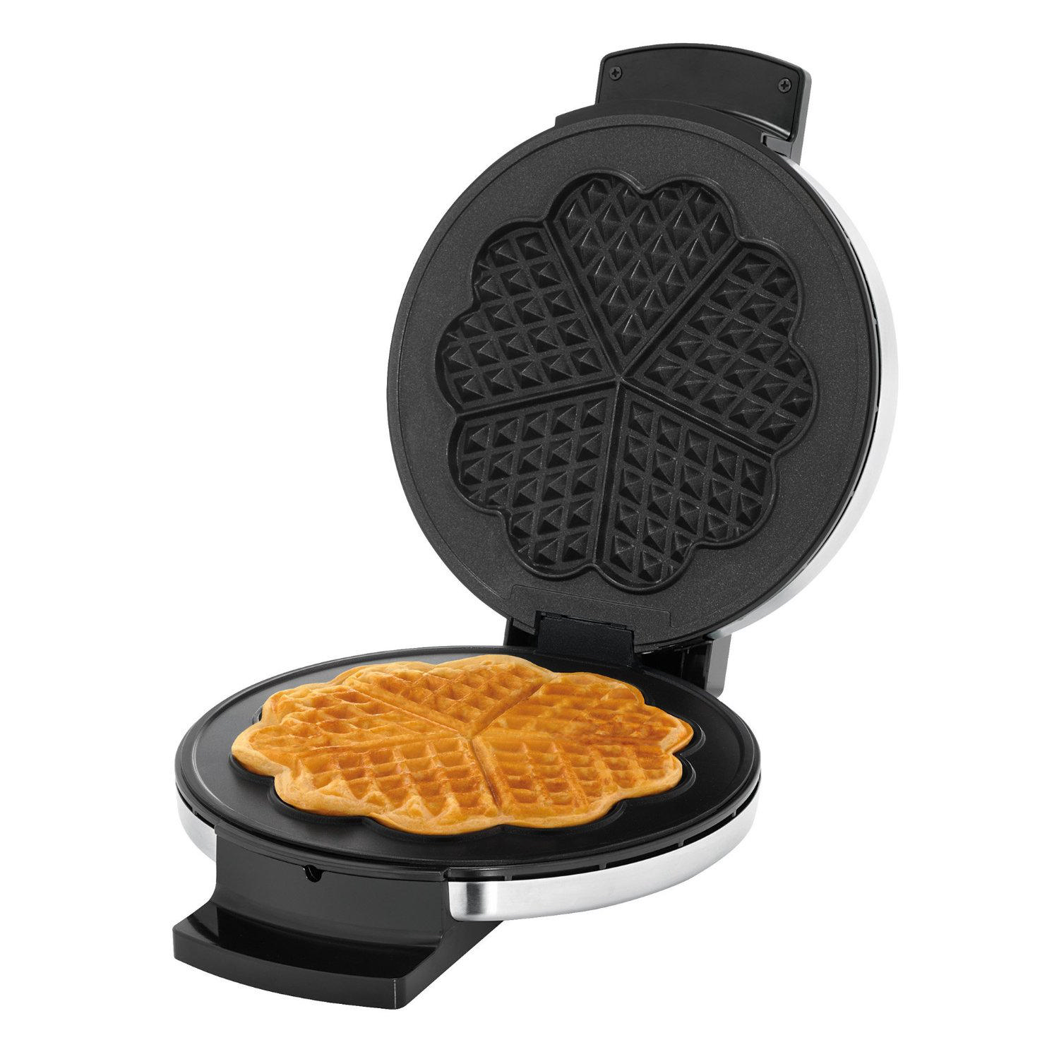 İçinde pişmiş bir waffle bulunan bir waffle makinesi. Siyah ve gümüş tasarım, beyaz zemin.