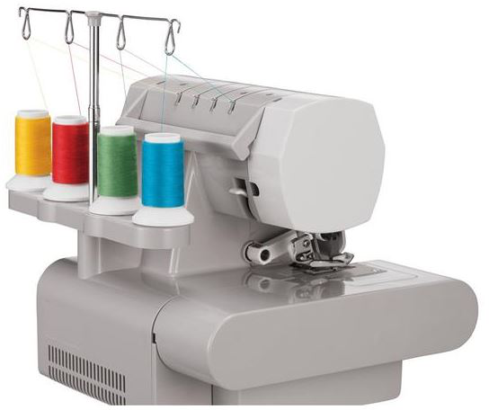 Eine Nähmaschine mit bunten Garnrollen. Die Maschine ist hellgrau.