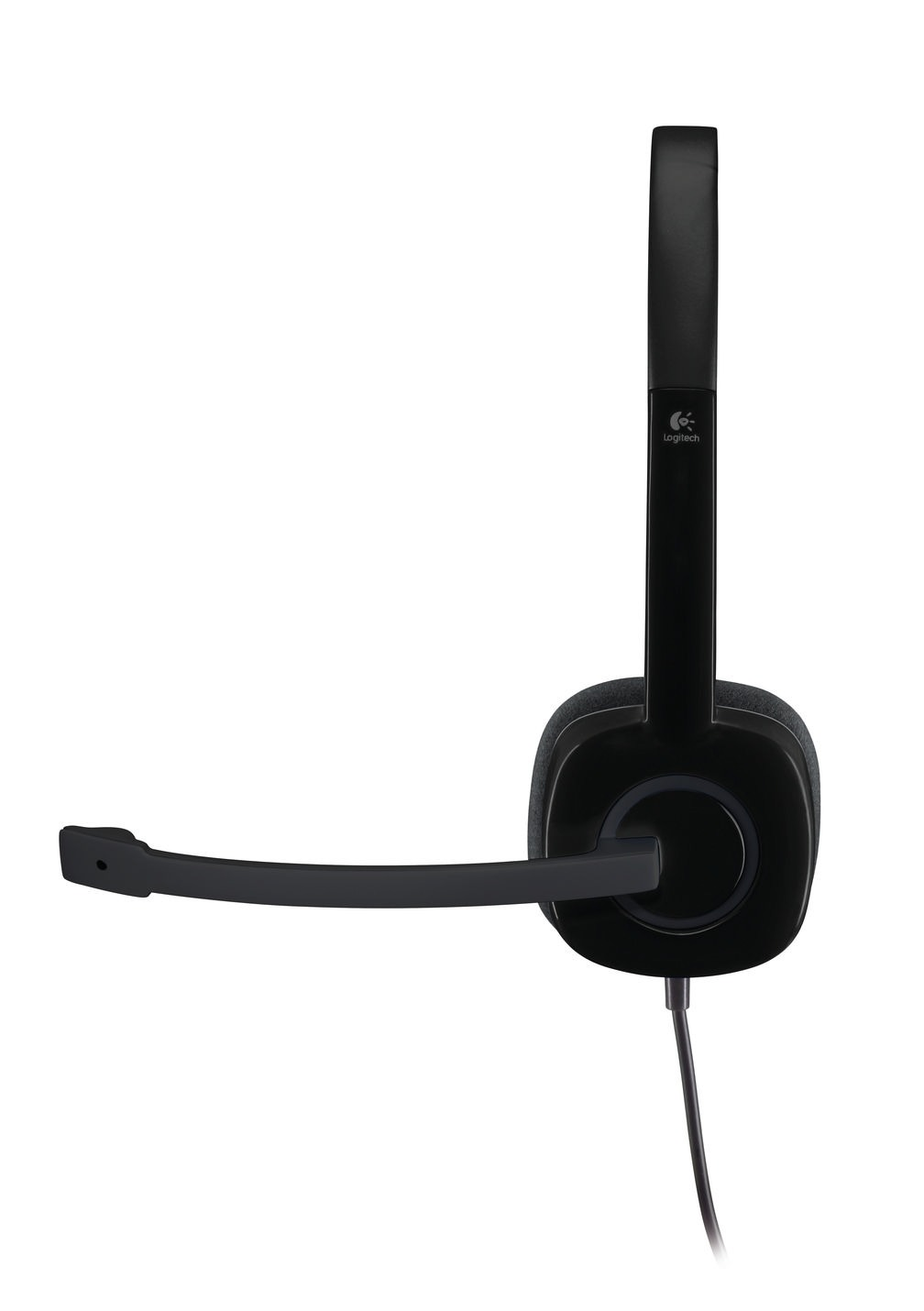 Fekete Logitech headset mikrofonnal, fehér háttérrel, izolált.