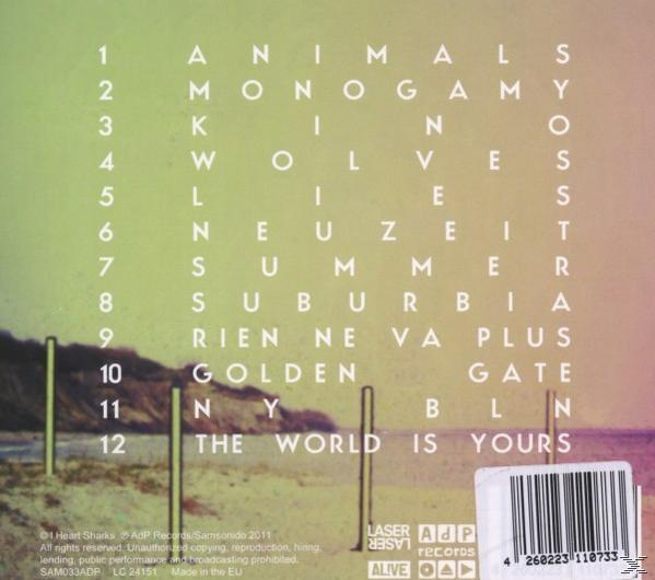 Rückseite einer CD mit Trackliste, Text und einer Strandszene mit mehreren Pfosten.
