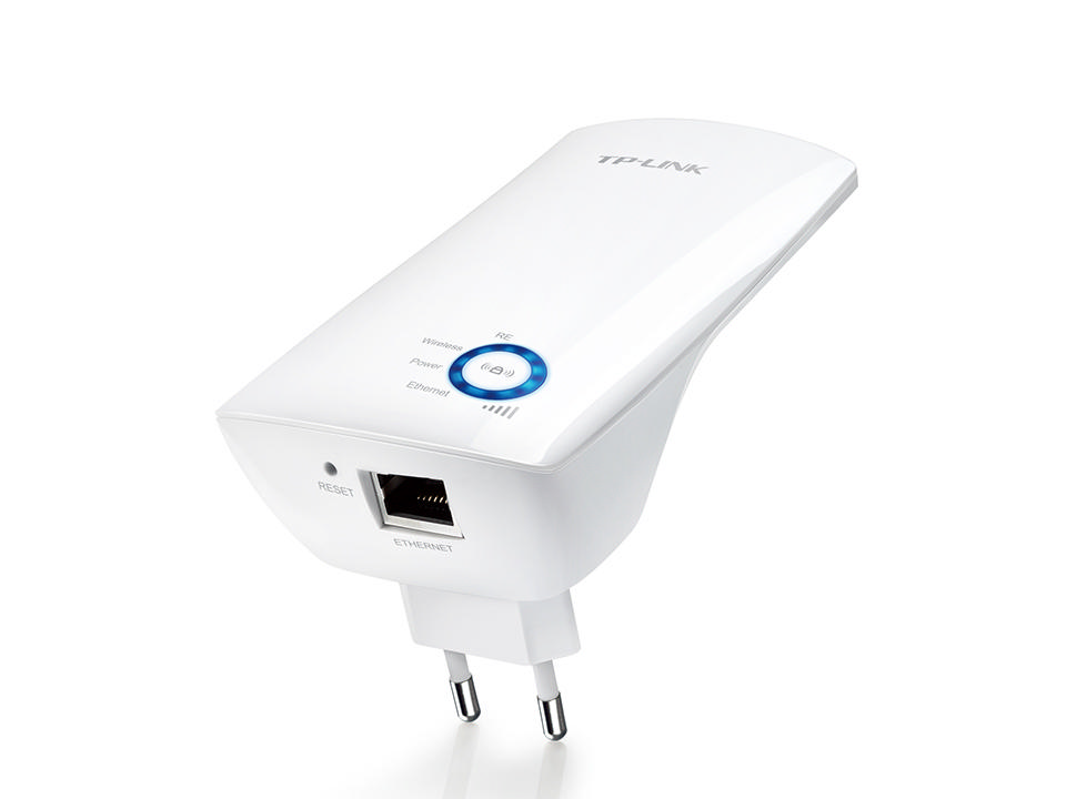 Duvar prizine takılı beyaz TP-Link WiFi genişletici. Mavi bir güç düğmesi var.
