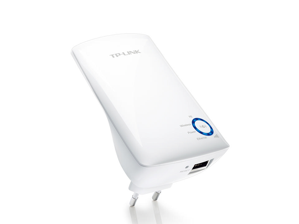 Beyaz TP-Link WiFi genişletici, güç düğmesi ve Ethernet portu ile beyaz zemin.