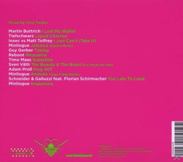 CD-Rückseite mit Titelliste. Pinker Hintergrund mit elektronischen Musiktracks.