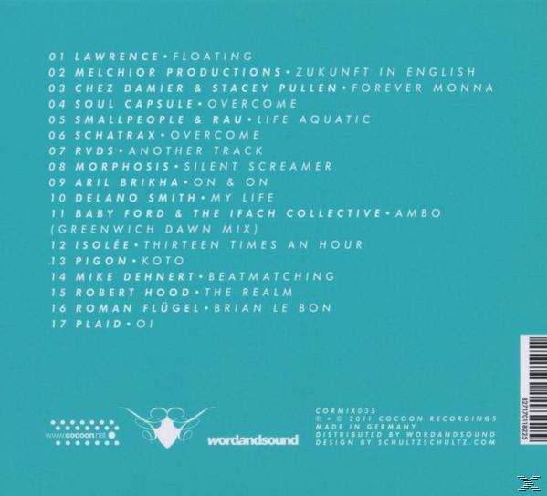 Rückseite eines CD-Covers mit einer Trackliste elektronischer Musik und einem weißen Logo unten.