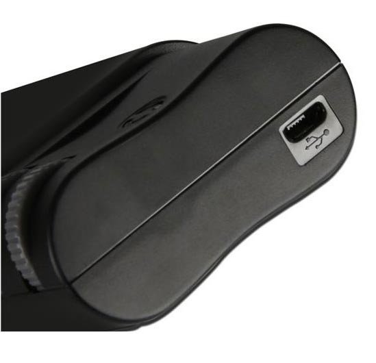Nahaufnahme eines schwarzen Geräts mit USB-Anschluss. Das Gerät ist glatt.