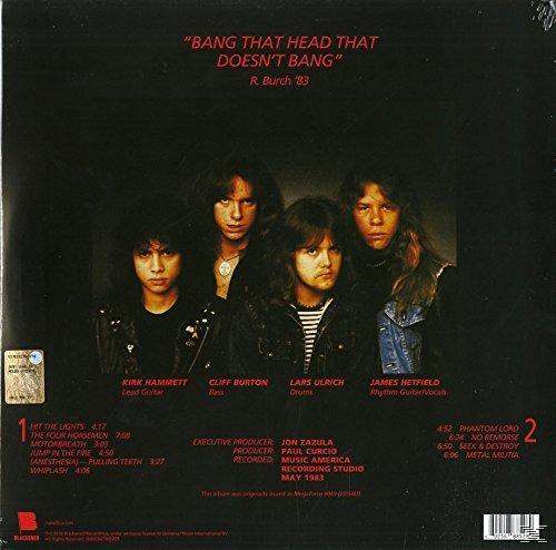 Albumcover mit der Band Metallica. Namen der Bandmitglieder und Songtitel sind aufgelistet. Dunkler Hintergrund.